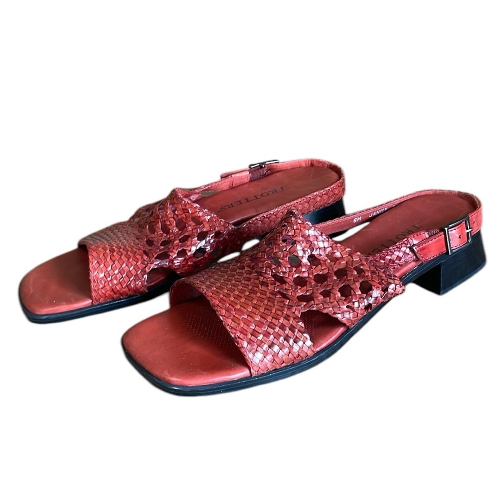 TROTTERS WOMENS RED WOVEN DESIGN ADJUSTABLE STRAP SANDALS SIZE 6